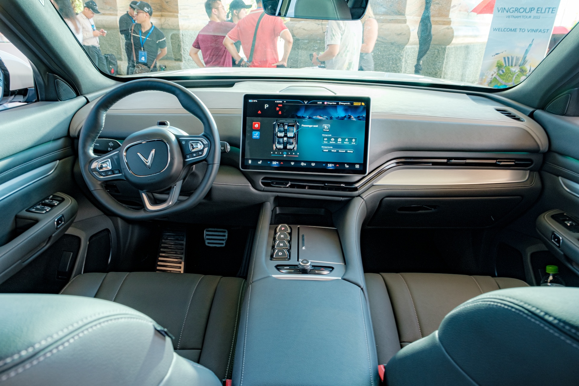 VinFast_VF8_interior_view of the front seat, dash, infotainment touchscreen, and steering wheel
