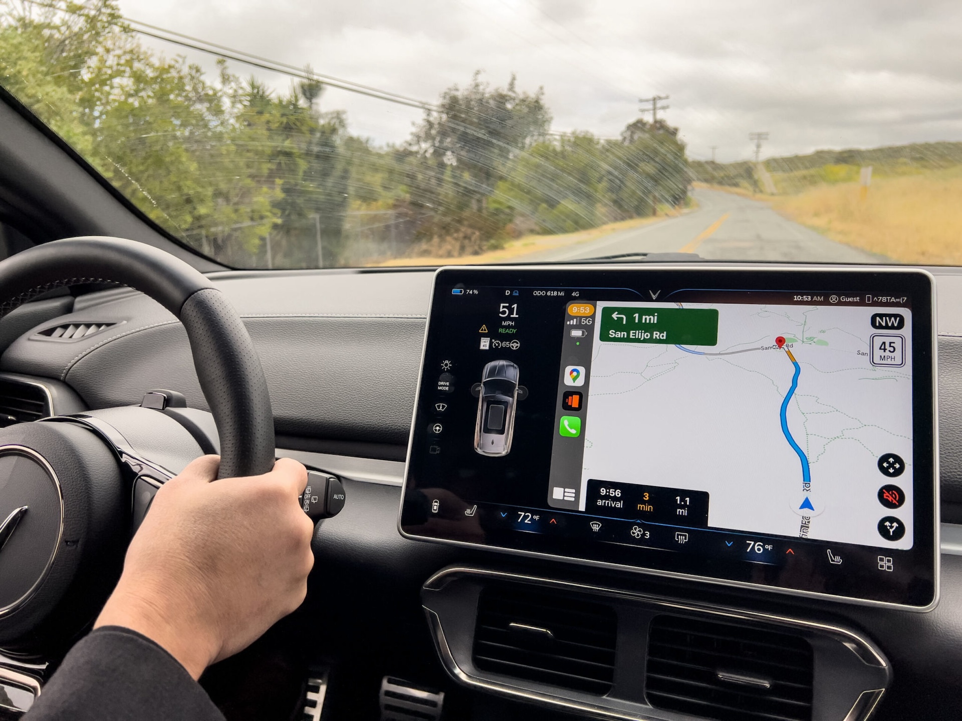 VinFast VF8 Plus Navigation and Apple CarPlay