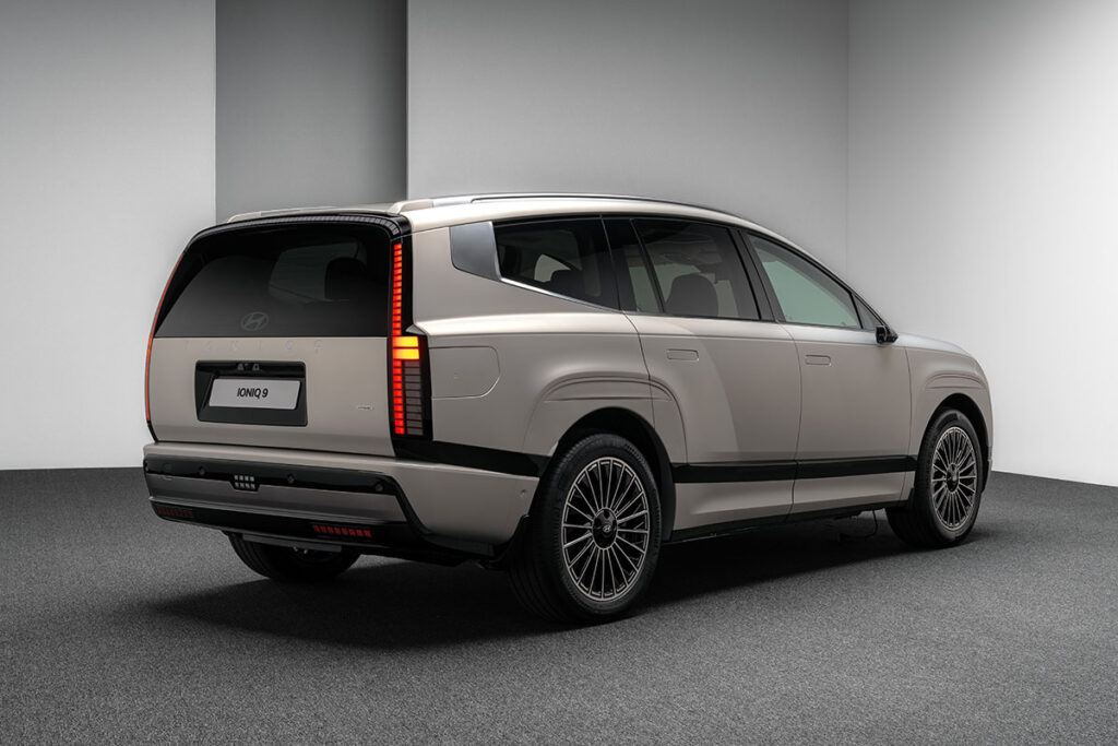 2025 Hyundai Ioniq 9 Rear Side View