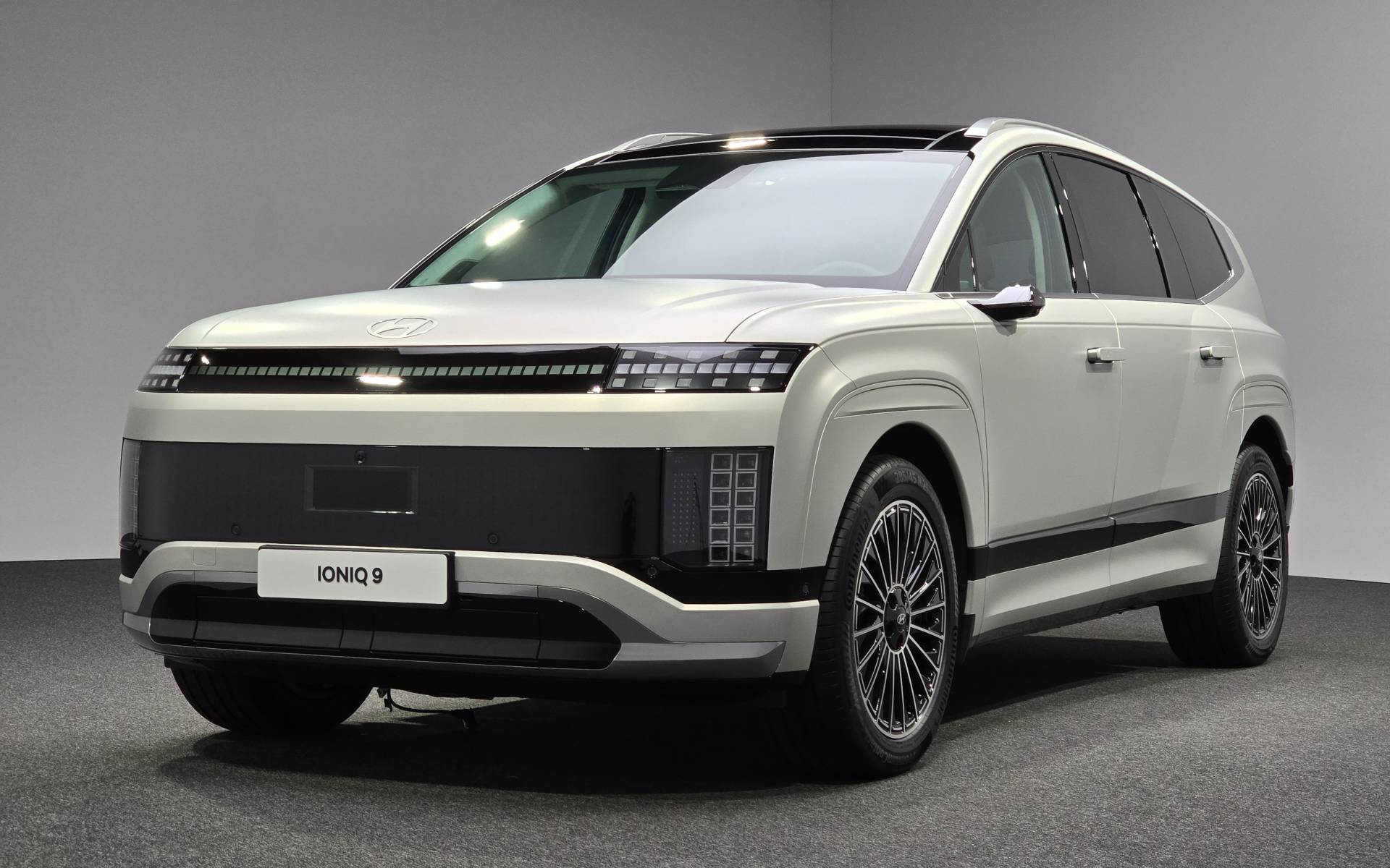 2025 Hyundai Ioniq 9 Front Side View