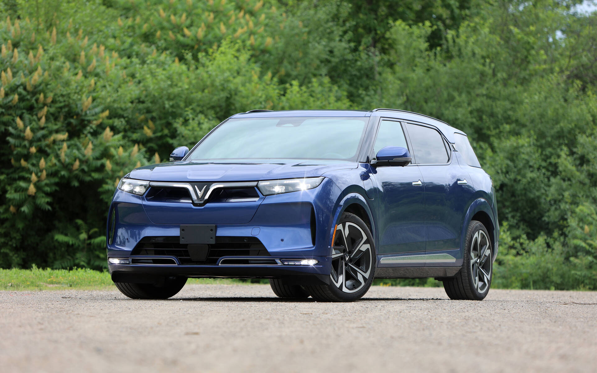 2025 VinFast VF9 Front Driver Side