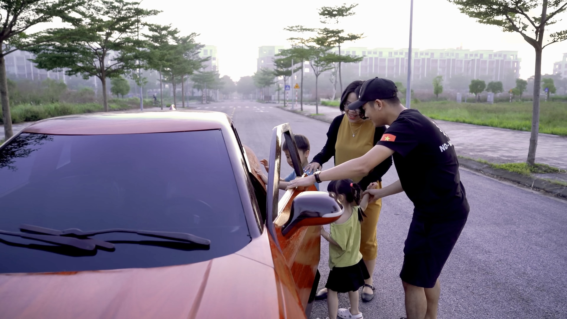 VinFast VF7 Wood Carved Vehicle