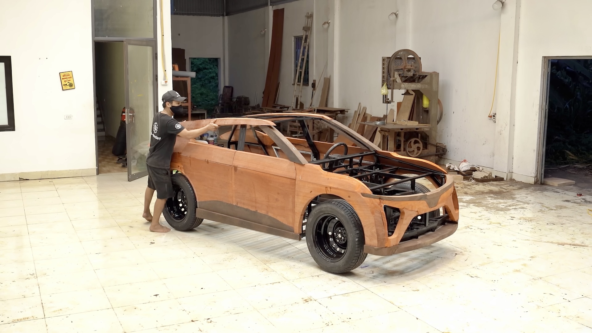 VinFast VF7 Wood Carved Vehicle