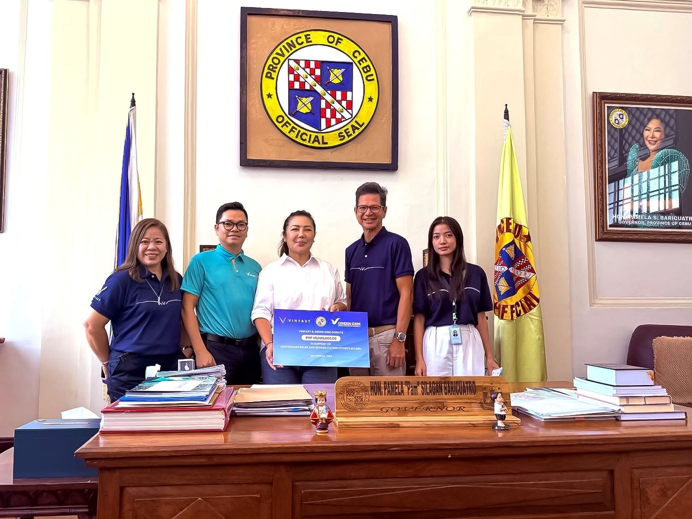Cebu Governor with the Green GSM VinFast Team