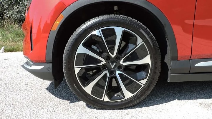 VinFast VF8 front wheel