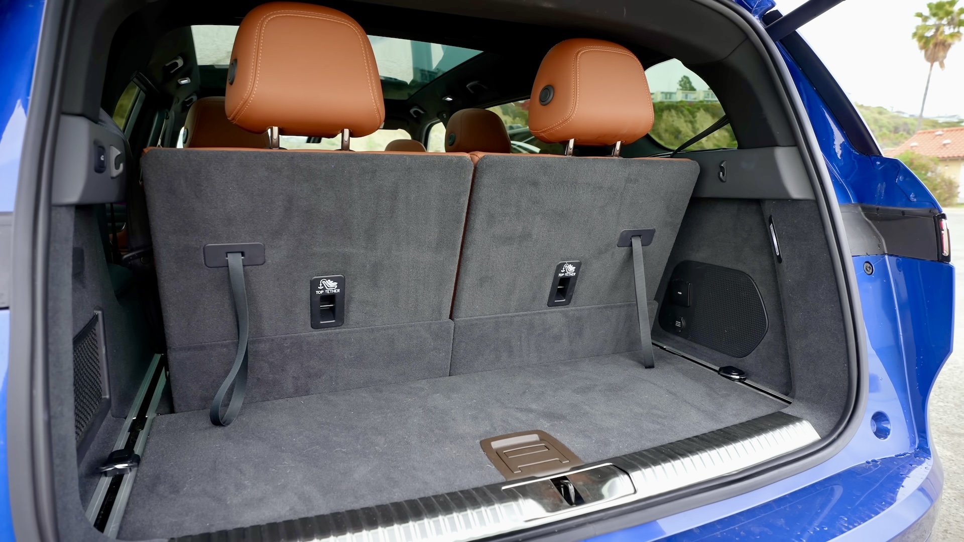 Vinfast VF9 trunk cargo space